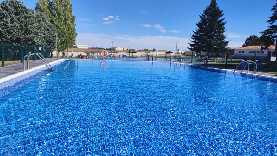 Las piscinas de Valderas atraen cada año a más gente para evadirse del calor. | L.N.C.