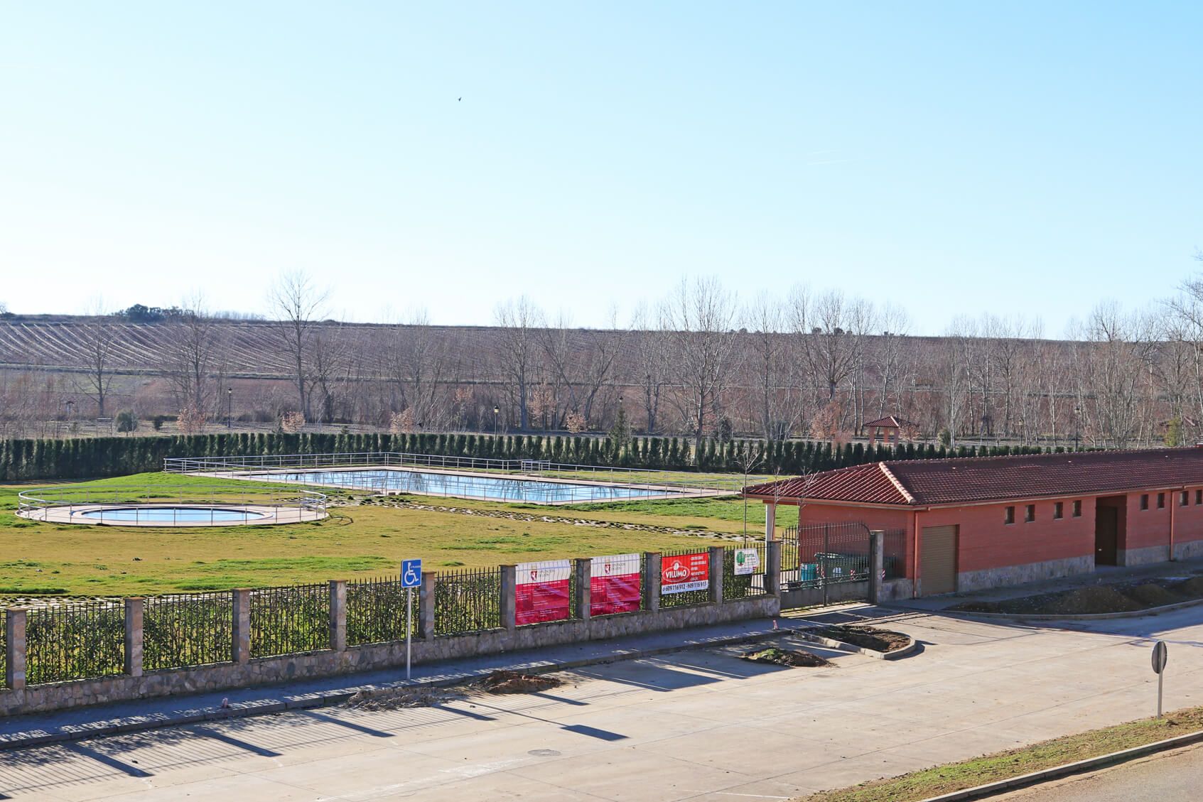 Vista exterior de las piscinas municipales de Gordoncillo con viñedos al fondo. | L.N.C.