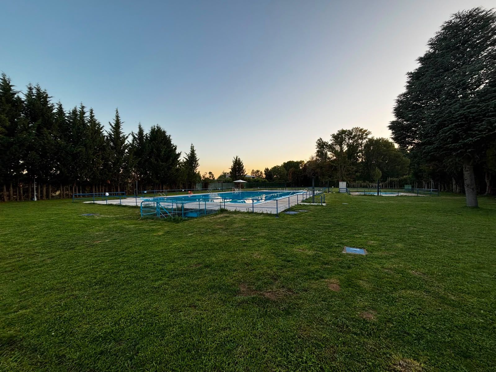 Vista de las piscinas municipales de Destriana, donde reina la relajación y la tranquilidad y donde disfrutar de puestas de sol únicas. | L.N.C.