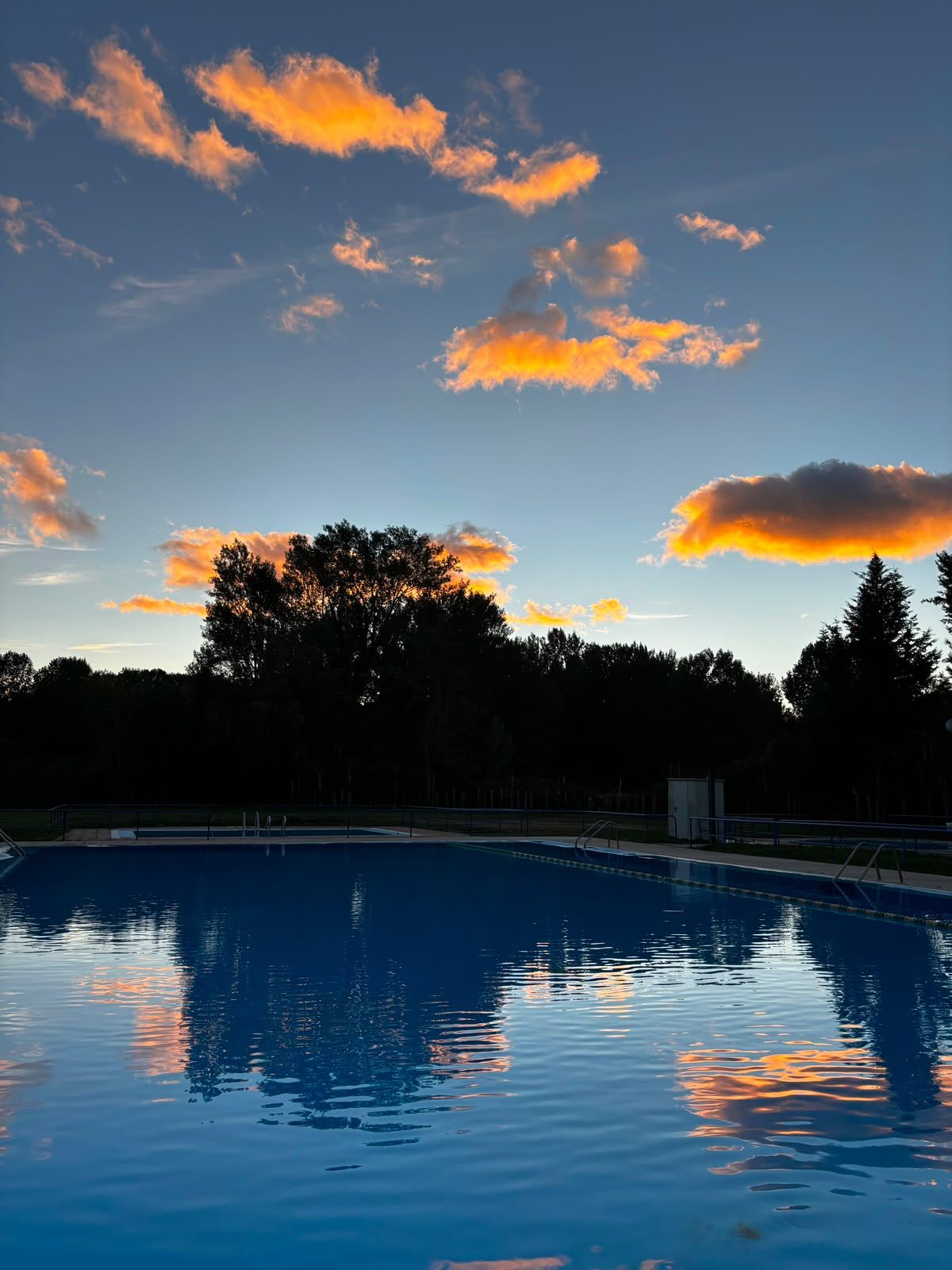 Vista del atardecer en la piscina de Destriana. | L.N.C. Vista del atardecer en la piscina de Destriana. | L.N.C.