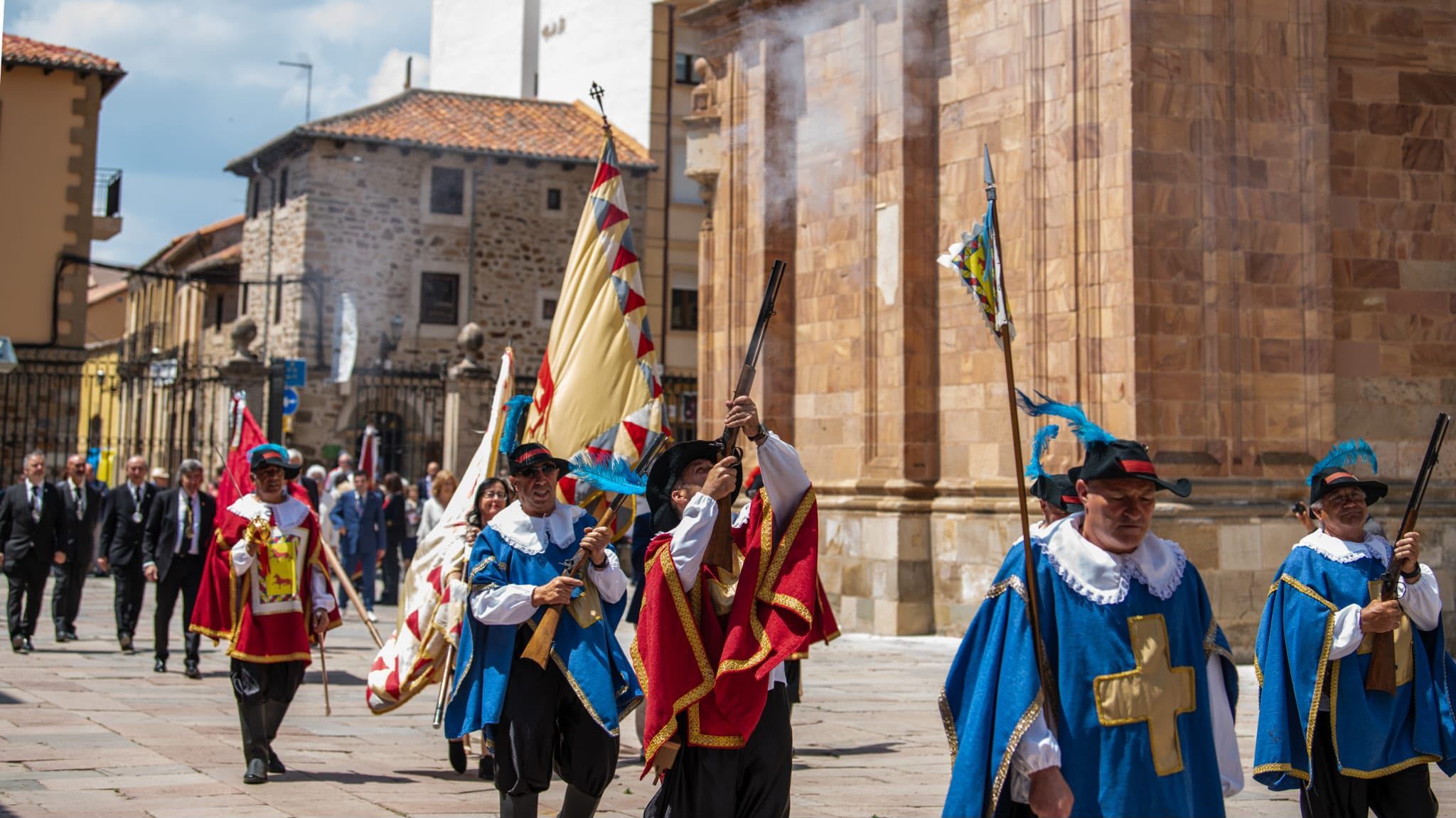 Procesión de ‘La Zuiza’ por las calles de Astorga durante una edición anterior. | L.N.C.