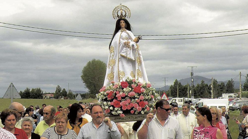 Imagen de archivo de la procesión con la Virgen de Camposagrado. | E. NIÑO Imagen de archivo de la procesión con la Virgen de Camposagrado. | E. NIÑO