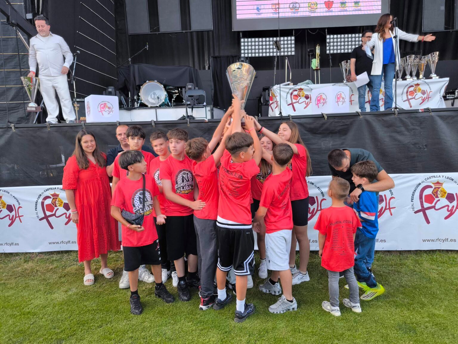 Fiesta de fin de temporada de la Delegación de Fútbol del Bierzo y Laciana. Fiesta de fin de temporada de la Delegación de Fútbol del Bierzo y Laciana.