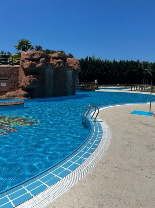 El Complejo Municipal La Isla de Carracedelo abrirá la temporada de verano el próximo jueves.
