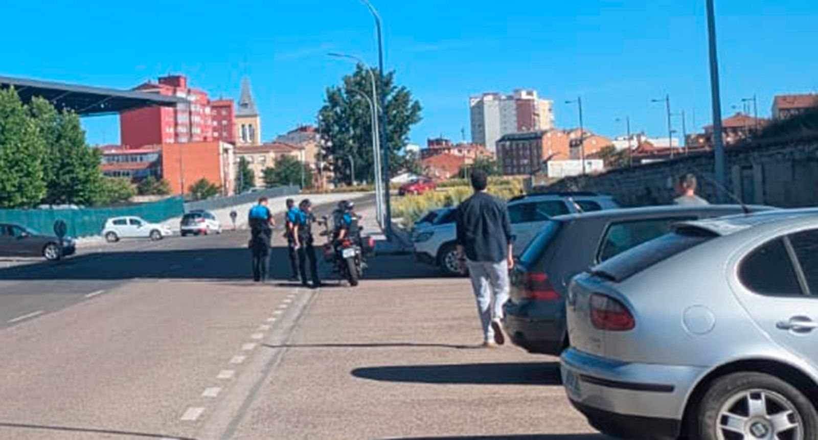 Patrullas de la Policía Local retiraron varios vehículos del entorno del Palacio de Exposiciones.