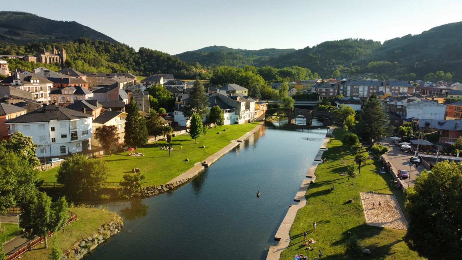 La playa fluvial de Vega de Espinareda ya se encuentra abierta al público.
