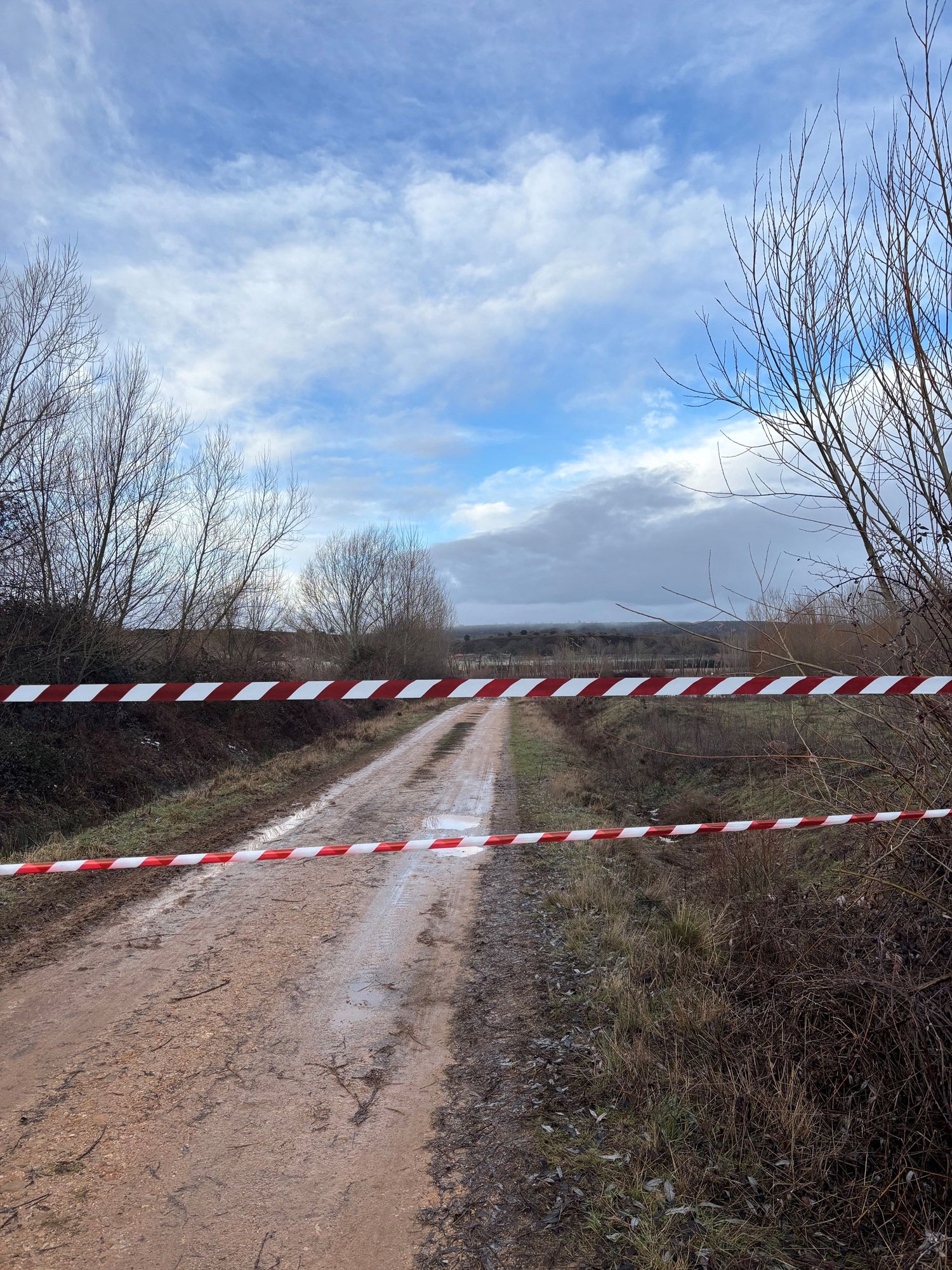 Vía cortada en Llamas de la Ribera por la falta de actuación de CHD en el río Órbigo. | L.N.C. Vía cortada en Llamas de la Ribera por la falta de actuación de CHD en el río Órbigo. | L.N.C.