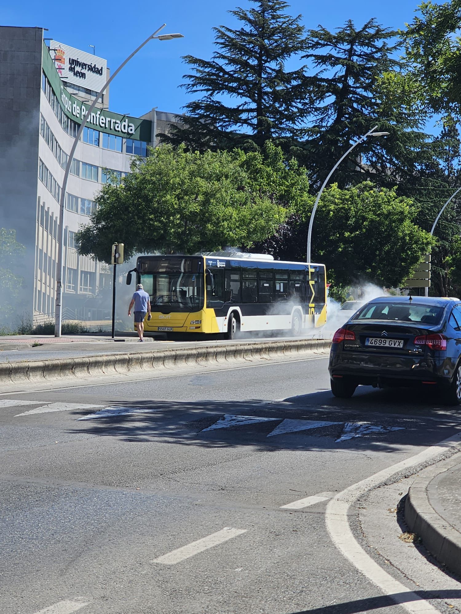 Autobús siniestrado en el momento en el que se averió, al lado del campus.