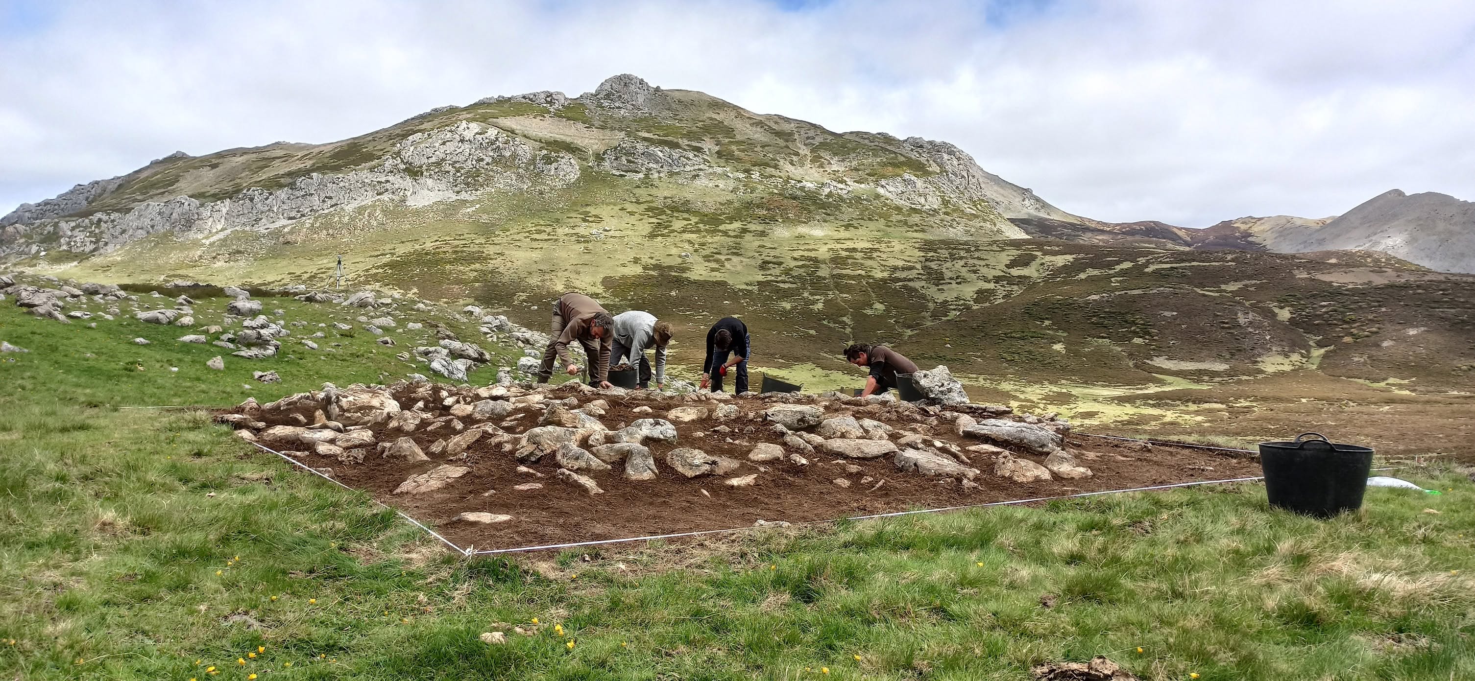 El equipo de investigadores dirigido por David González trabajando en la majada de Las Verdes en Babia. | INCIPIT CSIC