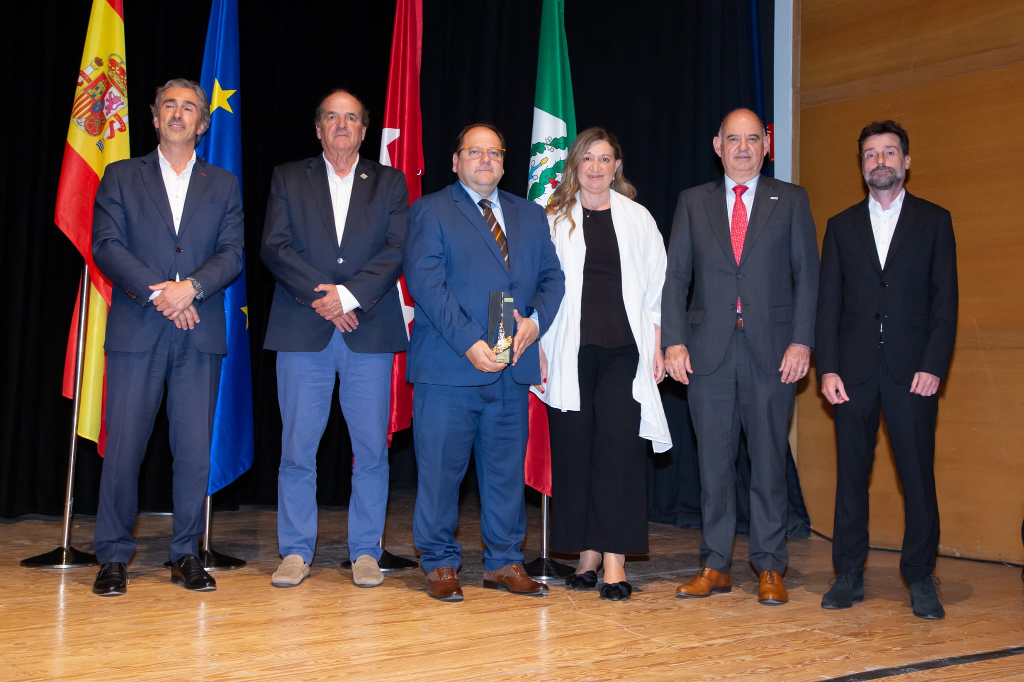El alcalde de La Bañeza, Javier Carrera, recogiendo el galardón de la Escoba de Oro 2026. | L.N.C. El alcalde de La Bañeza, Javier Carrera, recogiendo el galardón de la Escoba de Oro 2026. | L.N.C.
