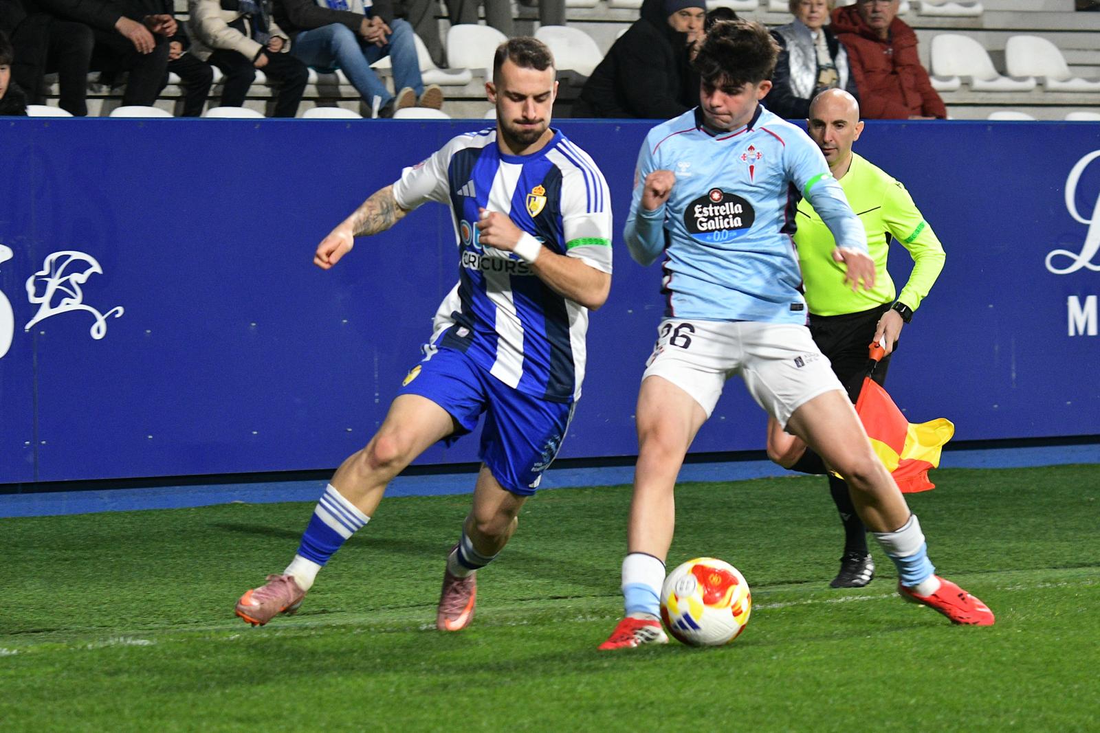 Cortés yendo al choque contra un rival en la vuelta del partido de liga. ENRIQUE RAMÓN