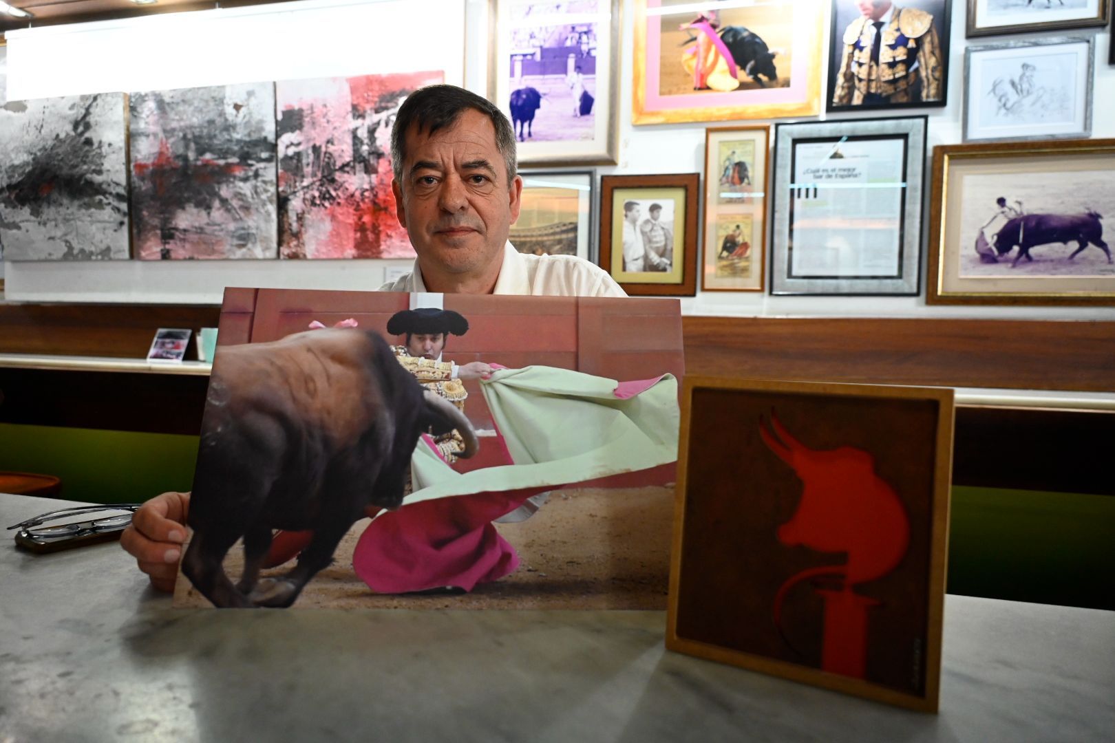 Javier Casares posa con su fotografía y el premio en el Memorial Norberto Cabezas. | SAÚL ARÉN Javier Casares posa con su fotografía y el premio en el Memorial Norberto Cabezas. | SAÚL ARÉN
