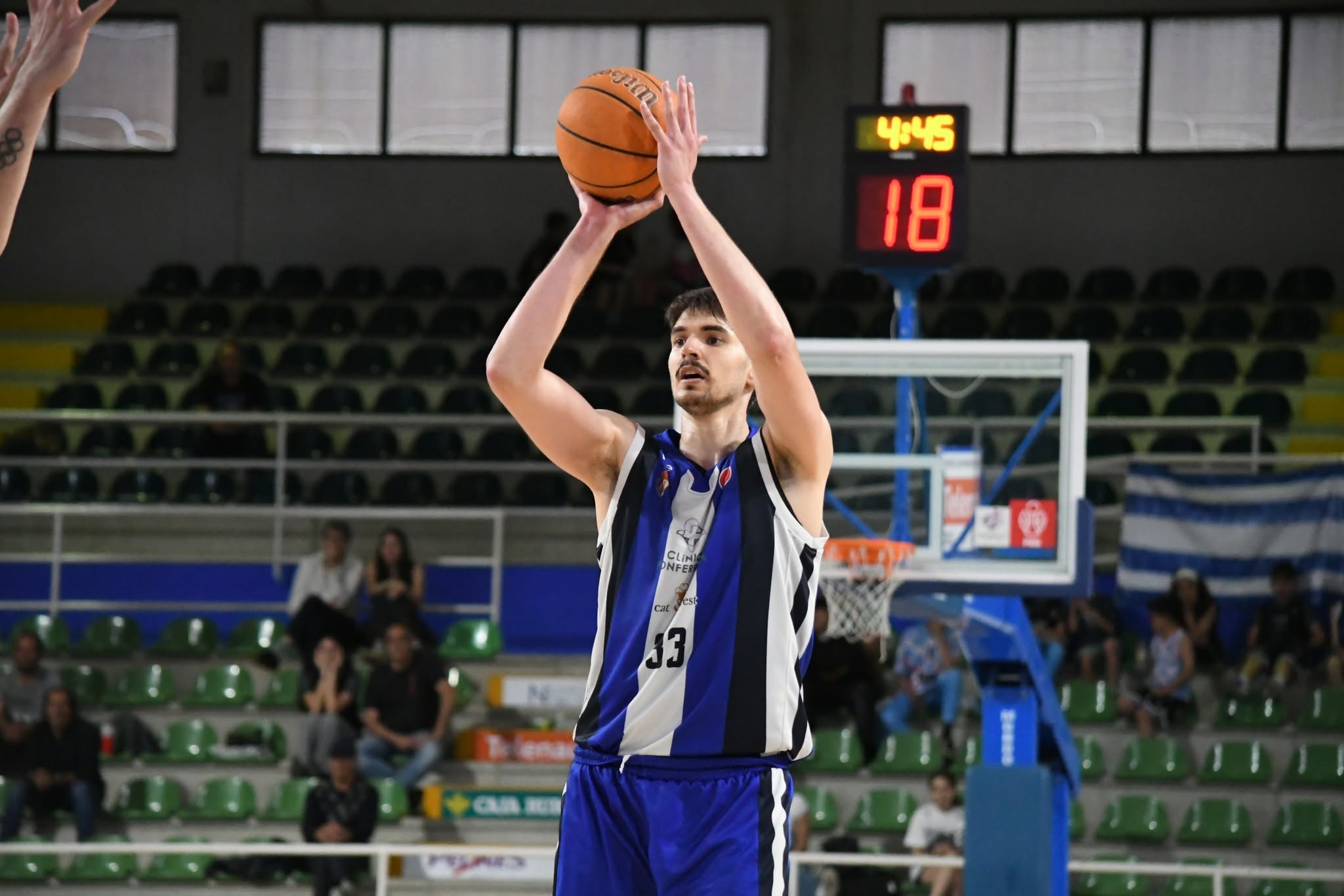 Antonio Morales se convierte en la primera pieza del Clínica Ponferrada. REDBLANQUIAZUL Antonio Morales se convierte en la primera pieza del Clínica Ponferrada. REDBLANQUIAZUL