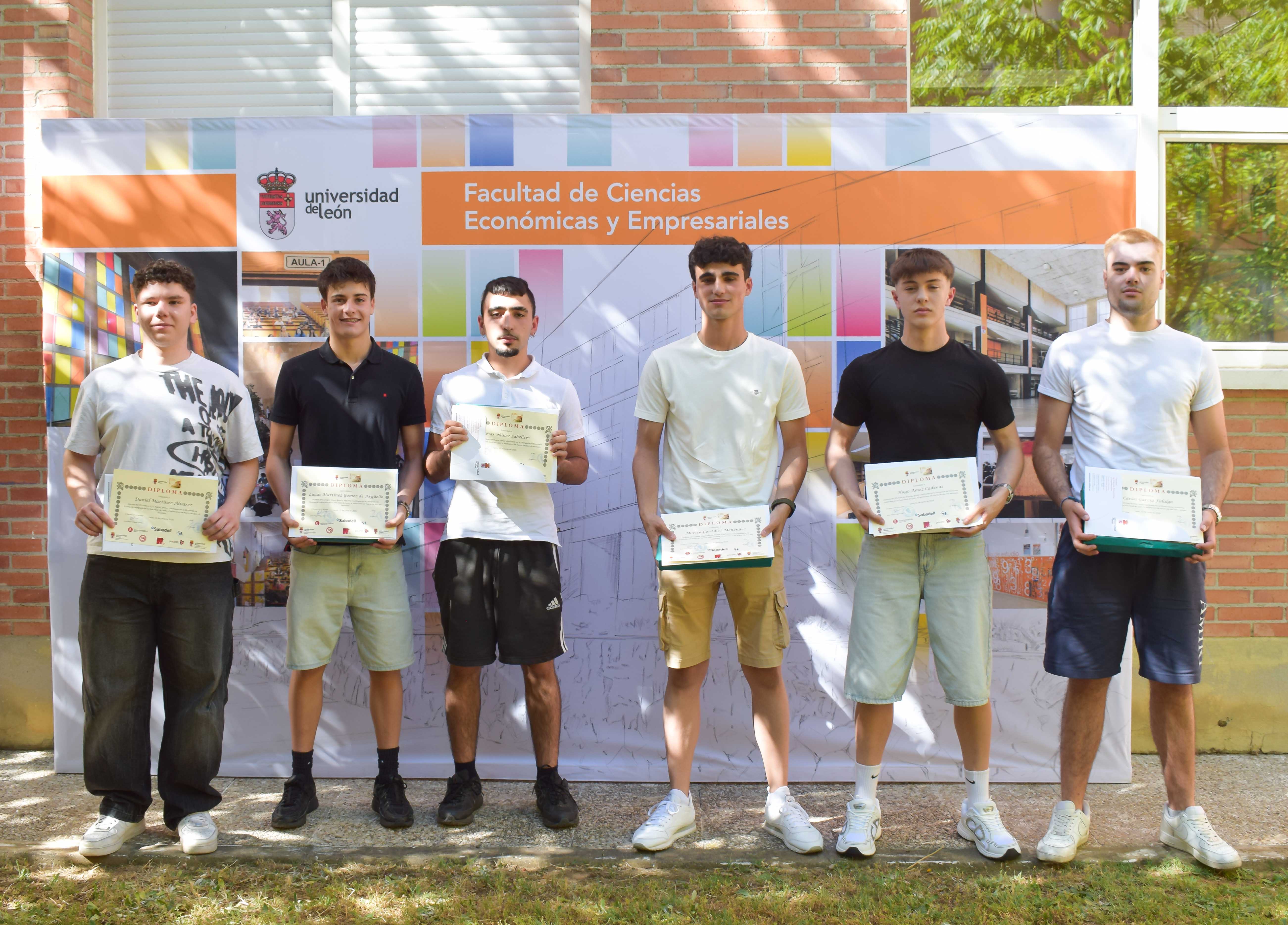 Los jóvenes leoneses que fueron premiados en la Olimpiada de Economía. | L.N.C.