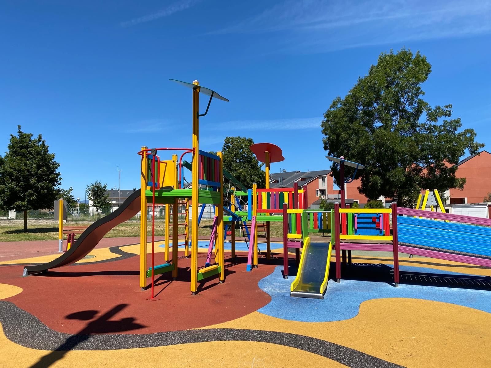 Parque renovado en el barrio de Compostilla. Parque renovado en el barrio de Compostilla.