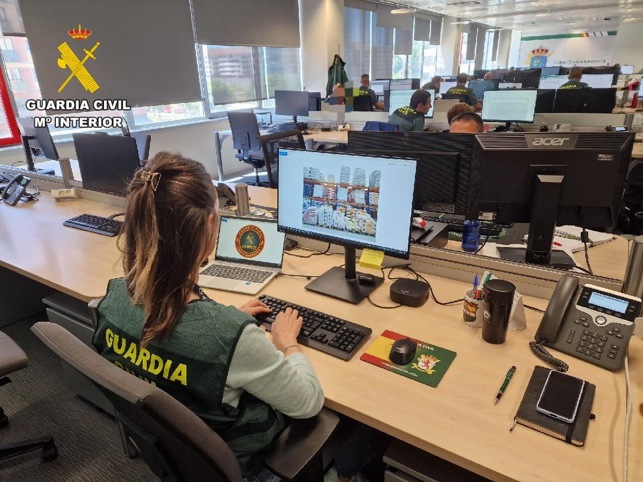 Agentes de la Guardia Civil trabajando en la investigación. | L.N.C.