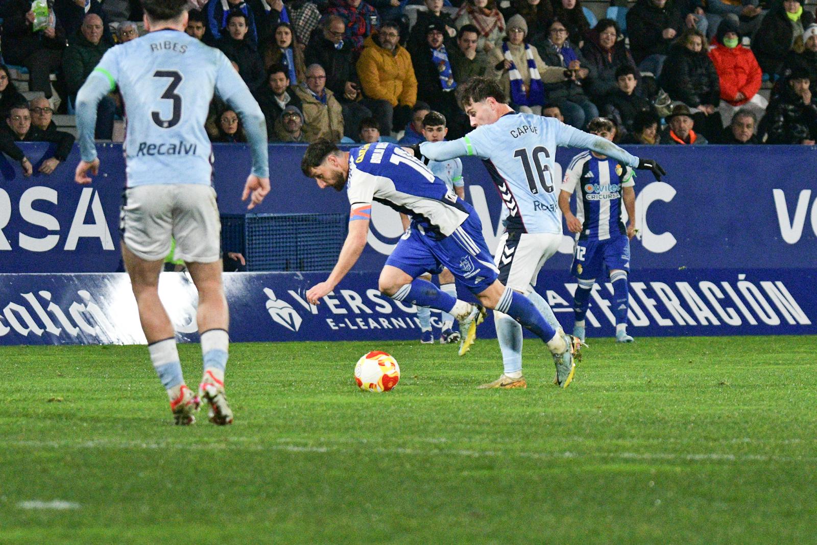 Borja Valle, en un partido de la Ponferradina ante el Celta Fortuna. ENRIQUE RAMÓN