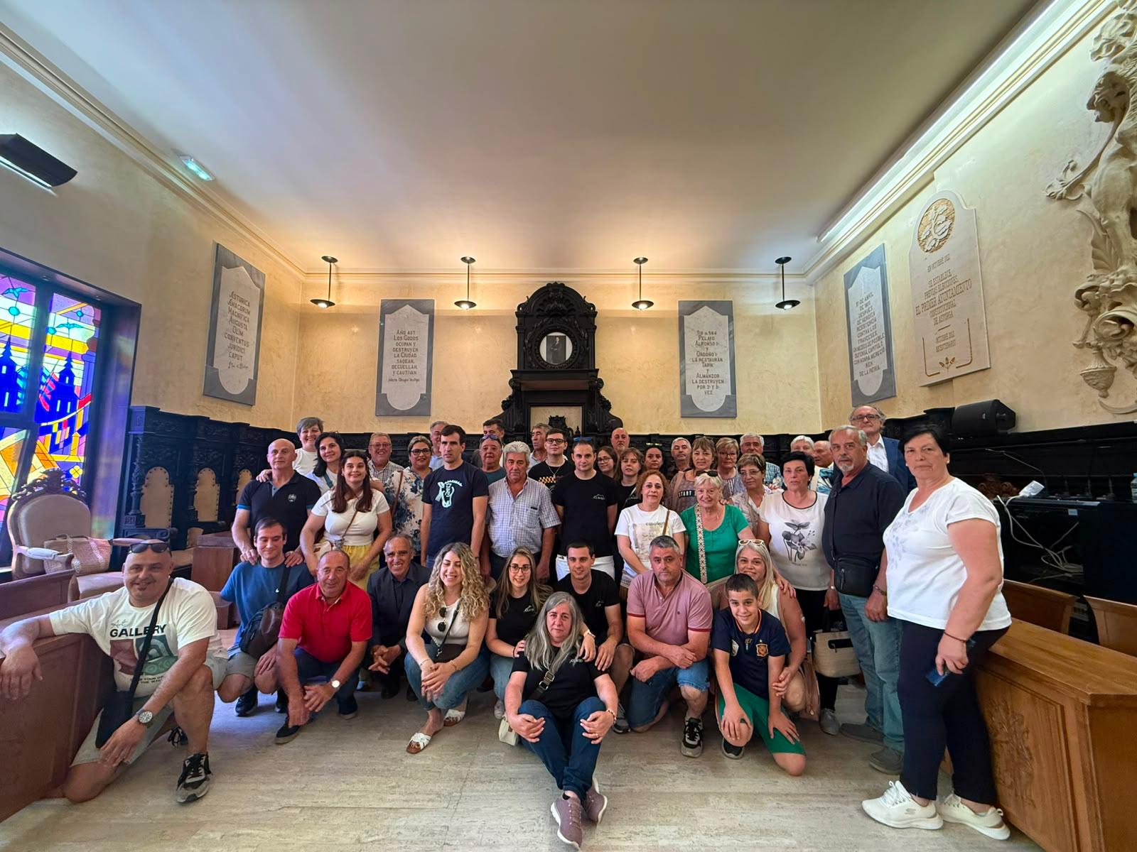 Foto de familia con los vecinos de Clavijo en el Ayuntamiento de Astorga. | L.N.C.