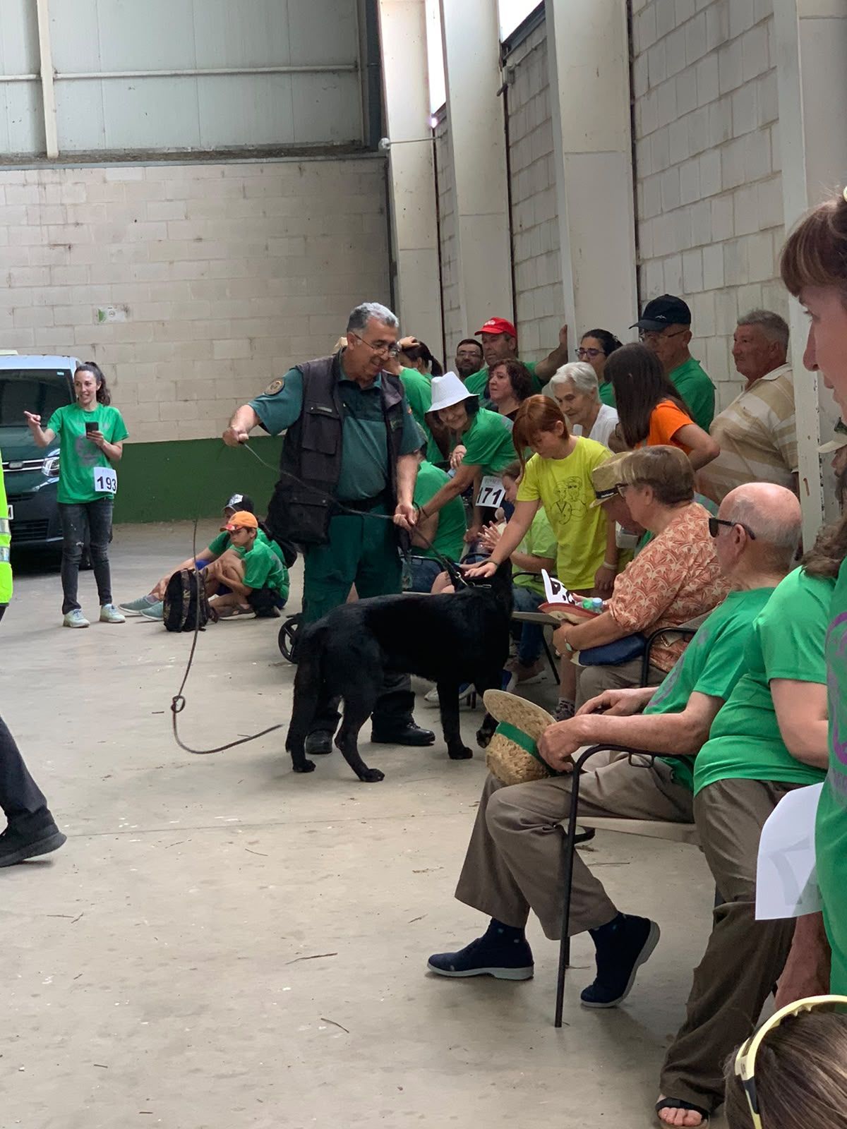 La Guardia Civil estuvo presente con la unidad canina. |L.N.C.