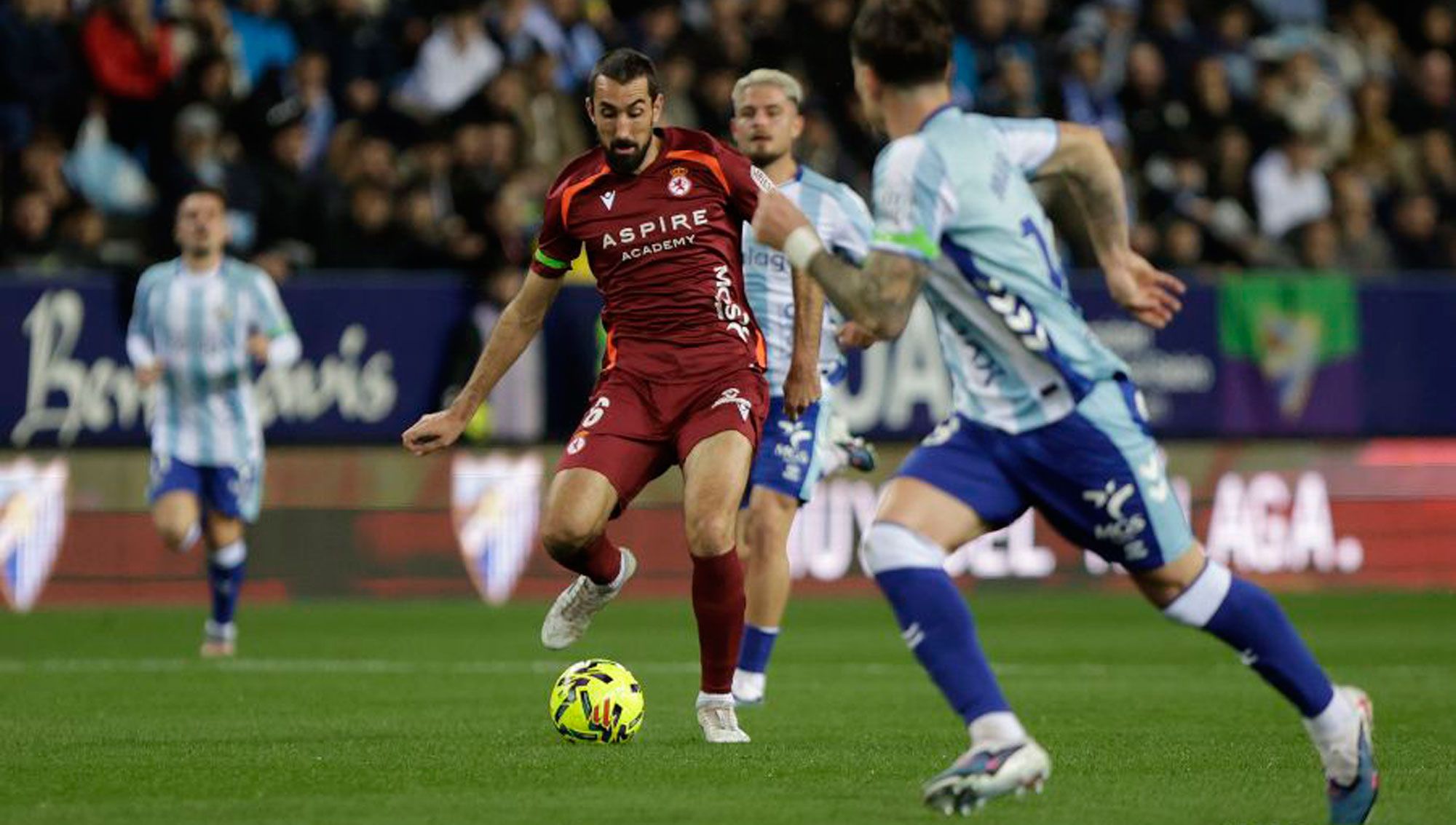 Sergi Maestre da un pase durante el Málaga - Cultural. | LA LIGA