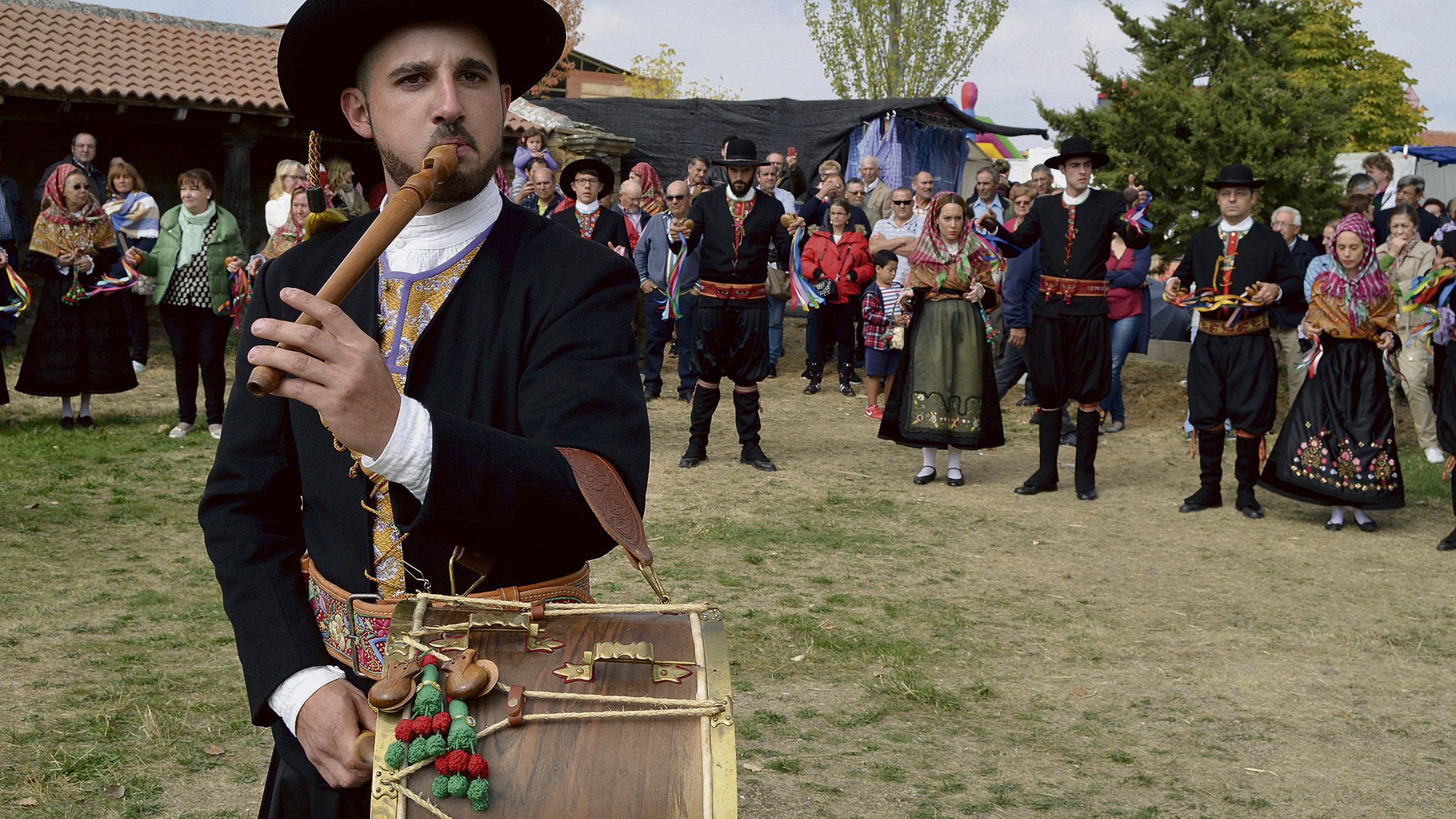 Gente de todas las edades iban ataviados con los trajes regionales típicos de la comarca maragata. | P.F.