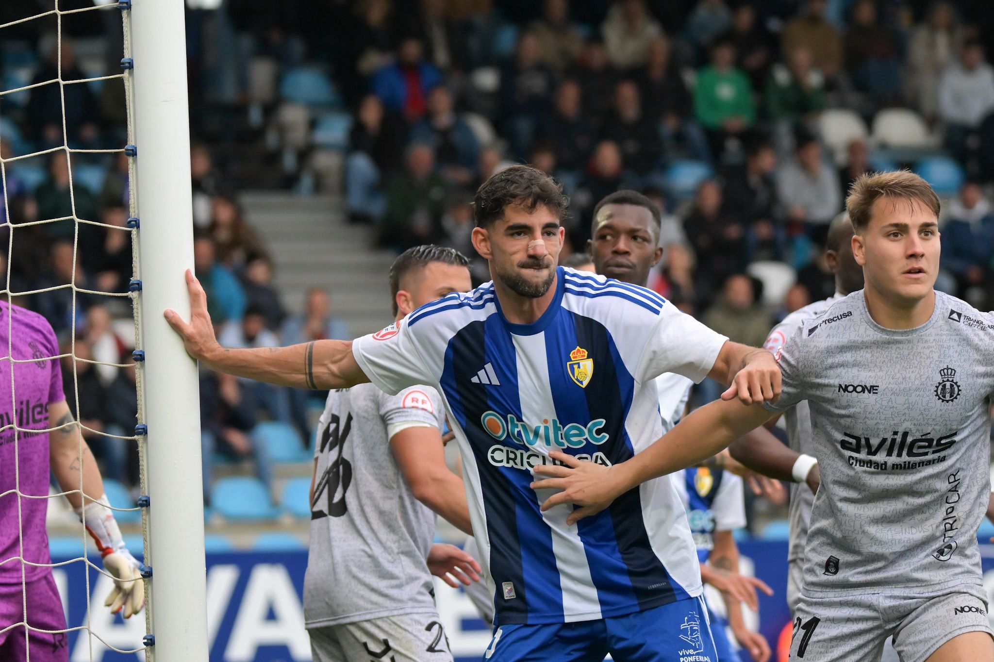Eneko Undabarrena durante uno de los momentos del partido ante el Real Avilés. QUINITO