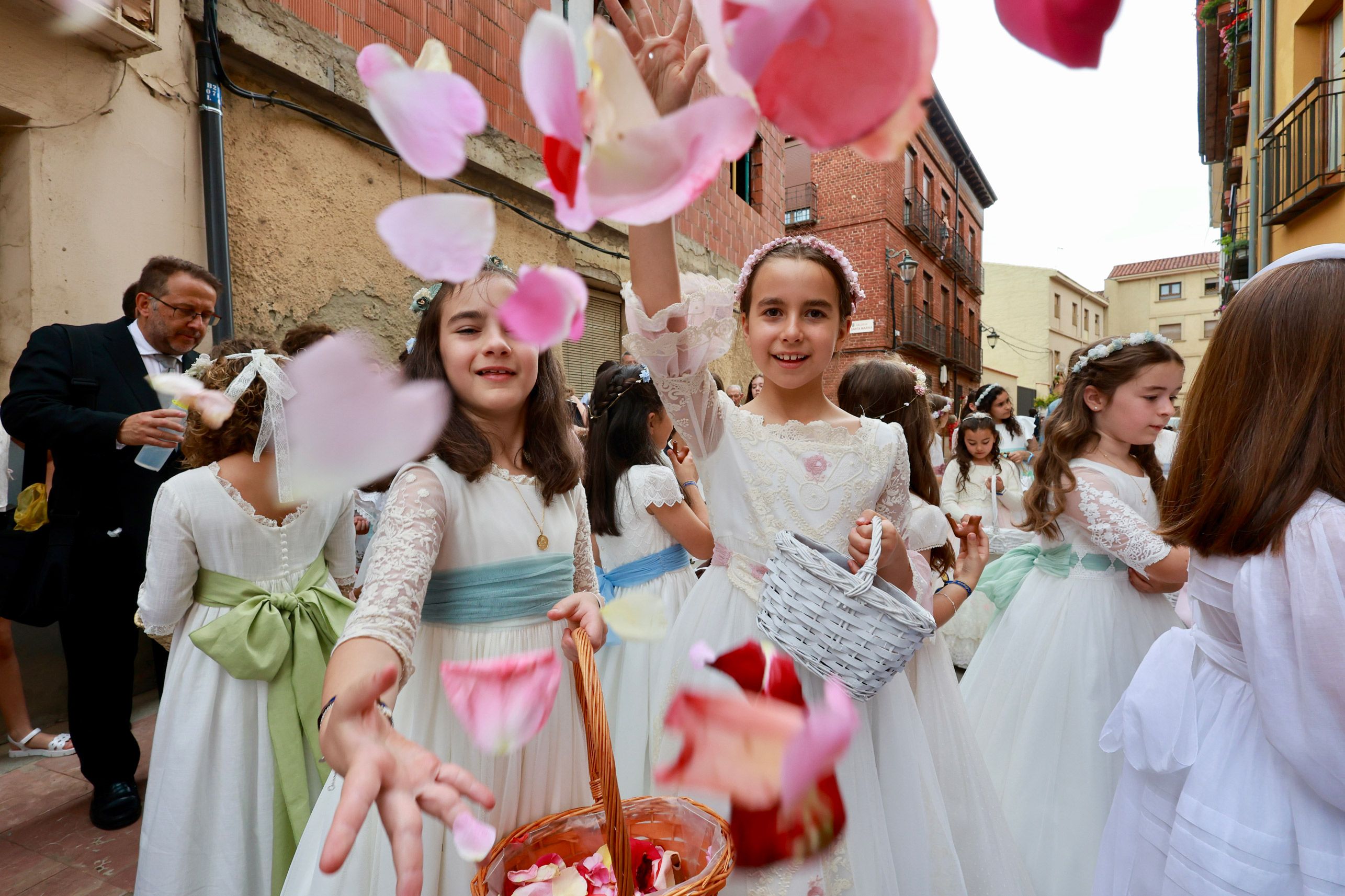 Dos niñas durante la procesión del Corpus en León. | CARLOS S. CAMPILLO (ICAL)