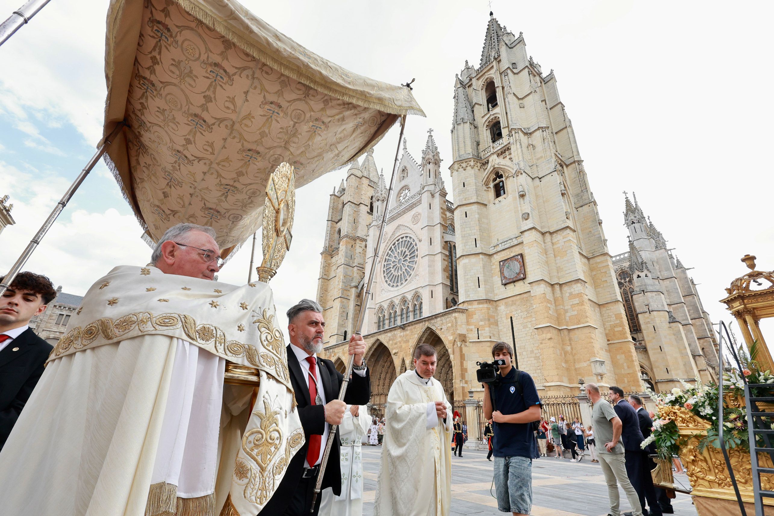 El obispo de León, Luis Ángel de las Heras, durante la procesión. | CARLOS S. CAMPILLO (ICAL) El obispo de León, Luis Ángel de las Heras, durante la procesión. | CARLOS S. CAMPILLO (ICAL)