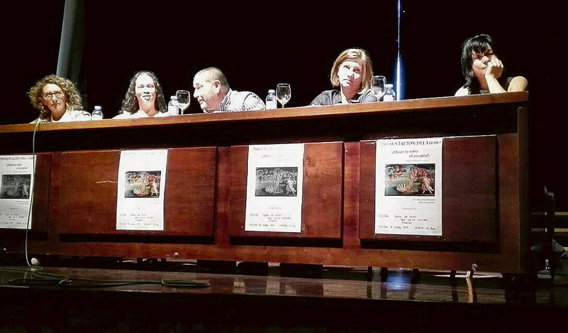 Eva Pereira acompañada de la alcaldesa de Fabero.