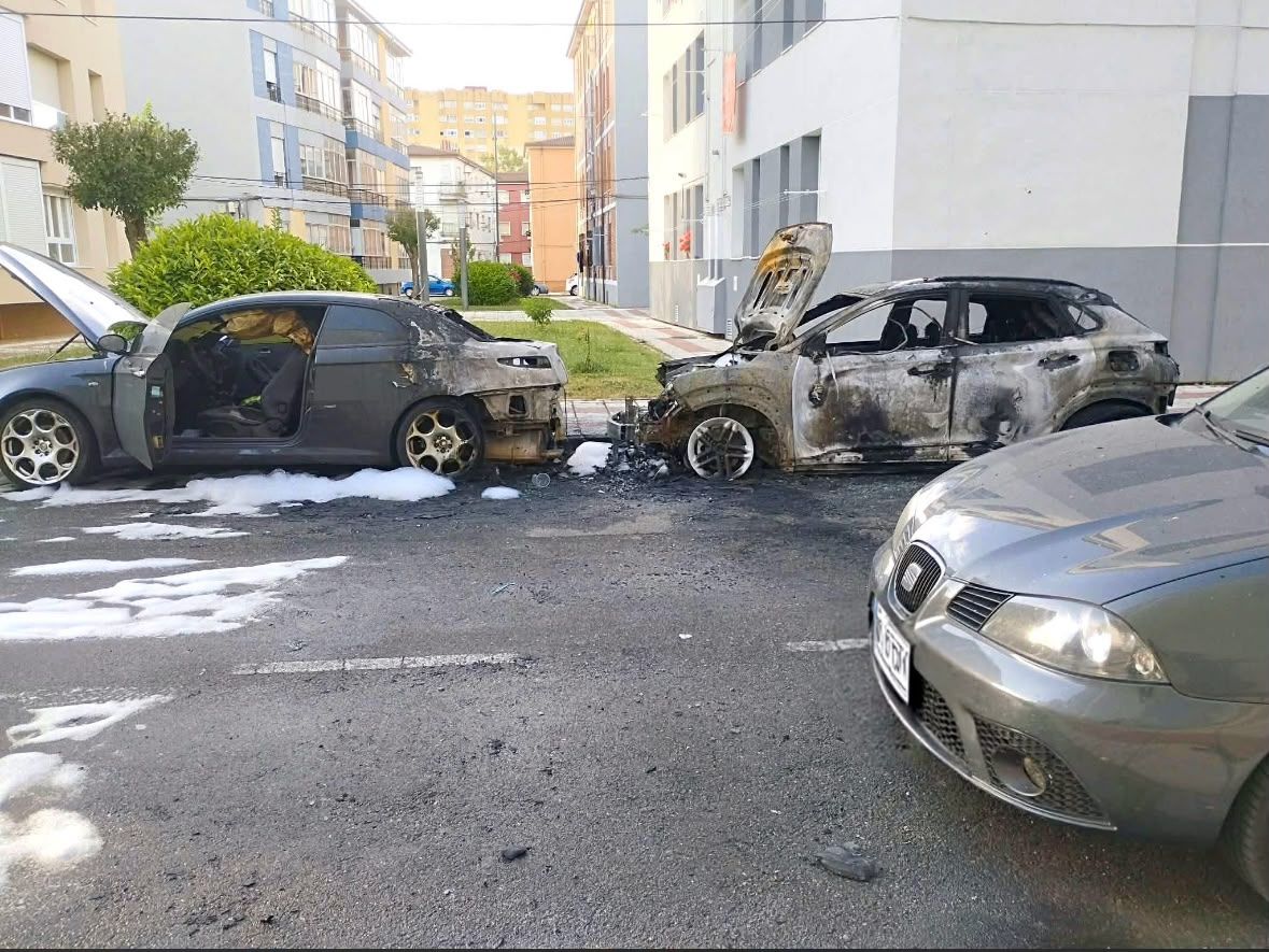 Dos vehículos quedan totalmente calcinados en un incendio en el barrio de Pinilla. Dos vehículos quedan totalmente calcinados en un incendio en el barrio de Pinilla.