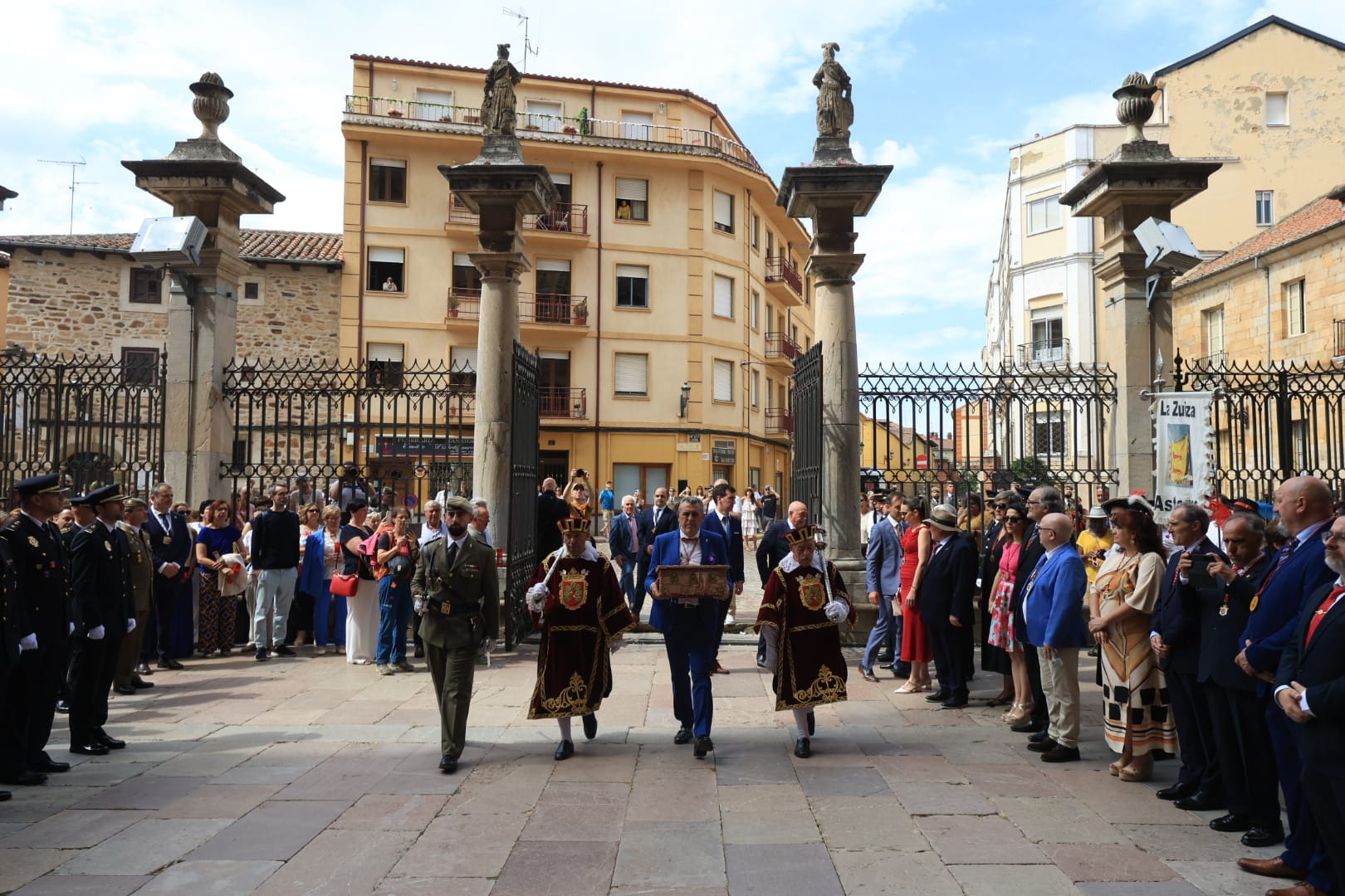 'La Zuiza' ondea en Astorga. | FERNANDO OTERO 'La Zuiza' ondea en Astorga. | FERNANDO OTERO