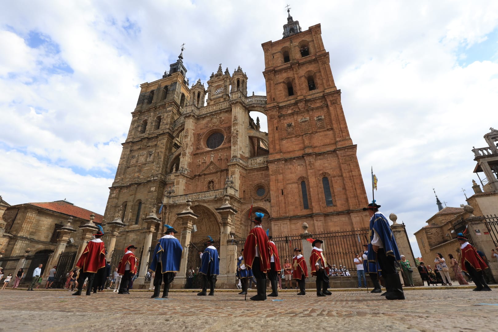 'La Zuiza' ondea en Astorga. | FERNANDO OTERO 'La Zuiza' ondea en Astorga. | FERNANDO OTERO