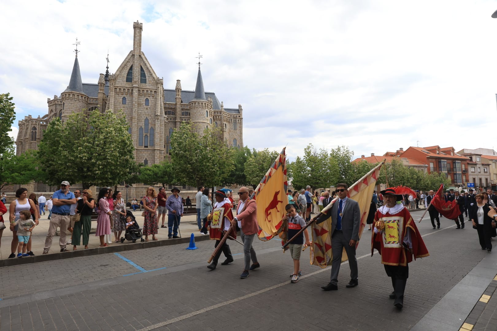 'La Zuiza' ondea en Astorga. | FERNANDO OTERO 'La Zuiza' ondea en Astorga. | FERNANDO OTERO