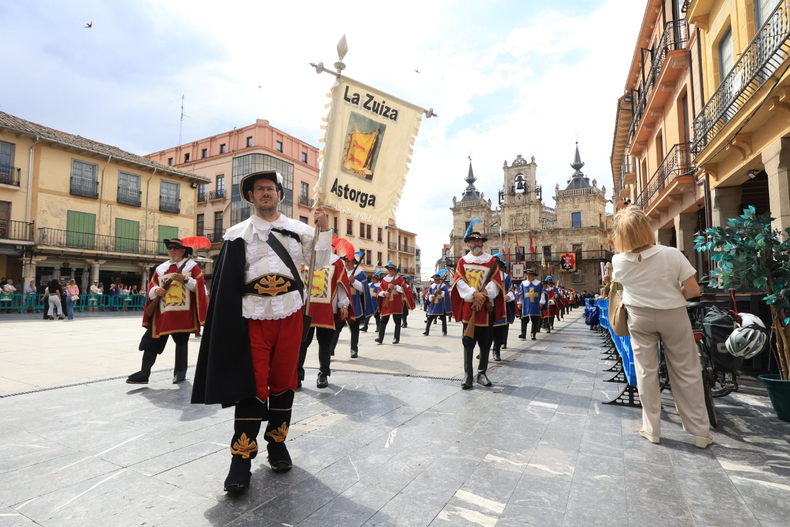 'La Zuiza' ondea en Astorga. | FERNANDO OTERO 'La Zuiza' ondea en Astorga. | FERNANDO OTERO