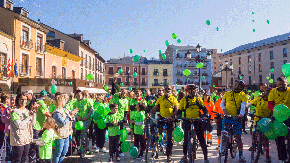 Participantes en la marcha solidaria, en la la salida en plaza del Ayuntamiento de Ponferrada.