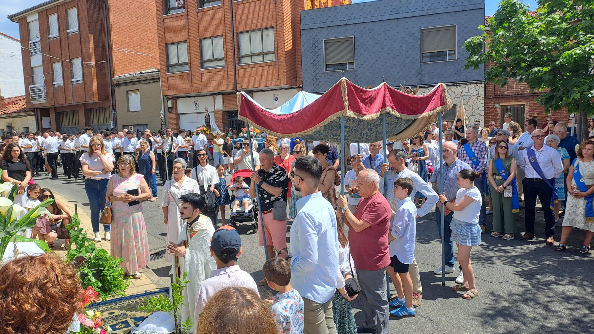Procesión de la octava del Corpus este domingo en Navatejera. | DAVID IGLESIAS