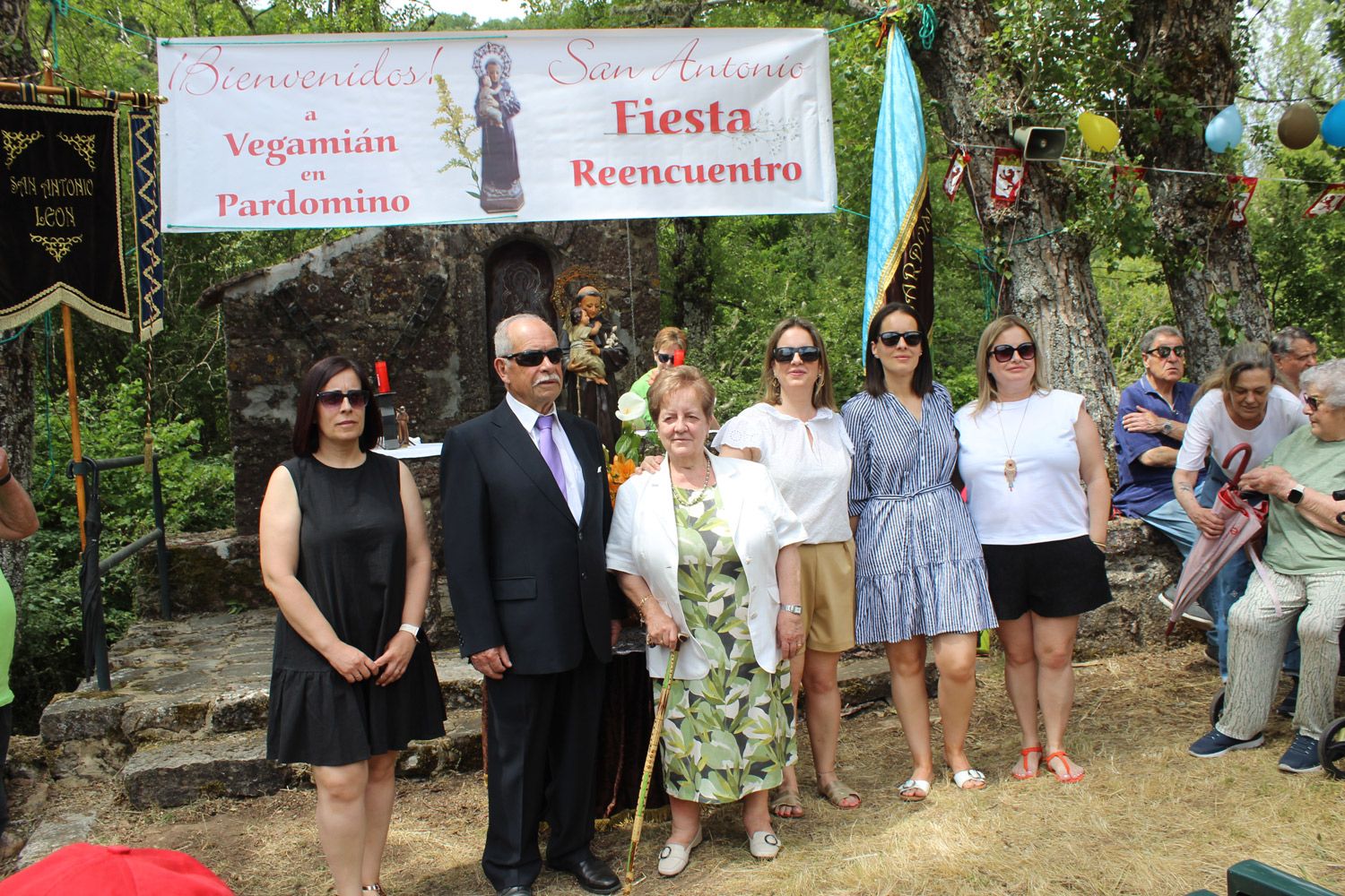 Los padrinos, Julián Martínez y María Victoria del Río, junto a sus familiares. | A. HURTADO