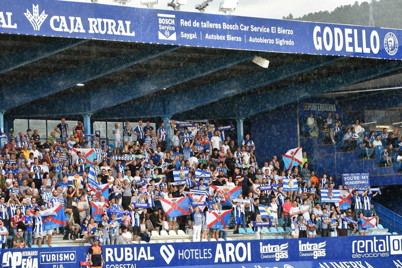 El Toralín recuperó la entrada de los 8.000 espectadores ante el Celta Fortuna. QUINITO