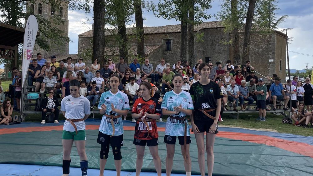 Cinco luchadoras se presentaron ante el Santuario en la competición de ligeros femenina / F.FERNÁNDEZ Cinco luchadoras se presentaron ante el Santuario en la competición de ligeros femenina / F.FERNÁNDEZ