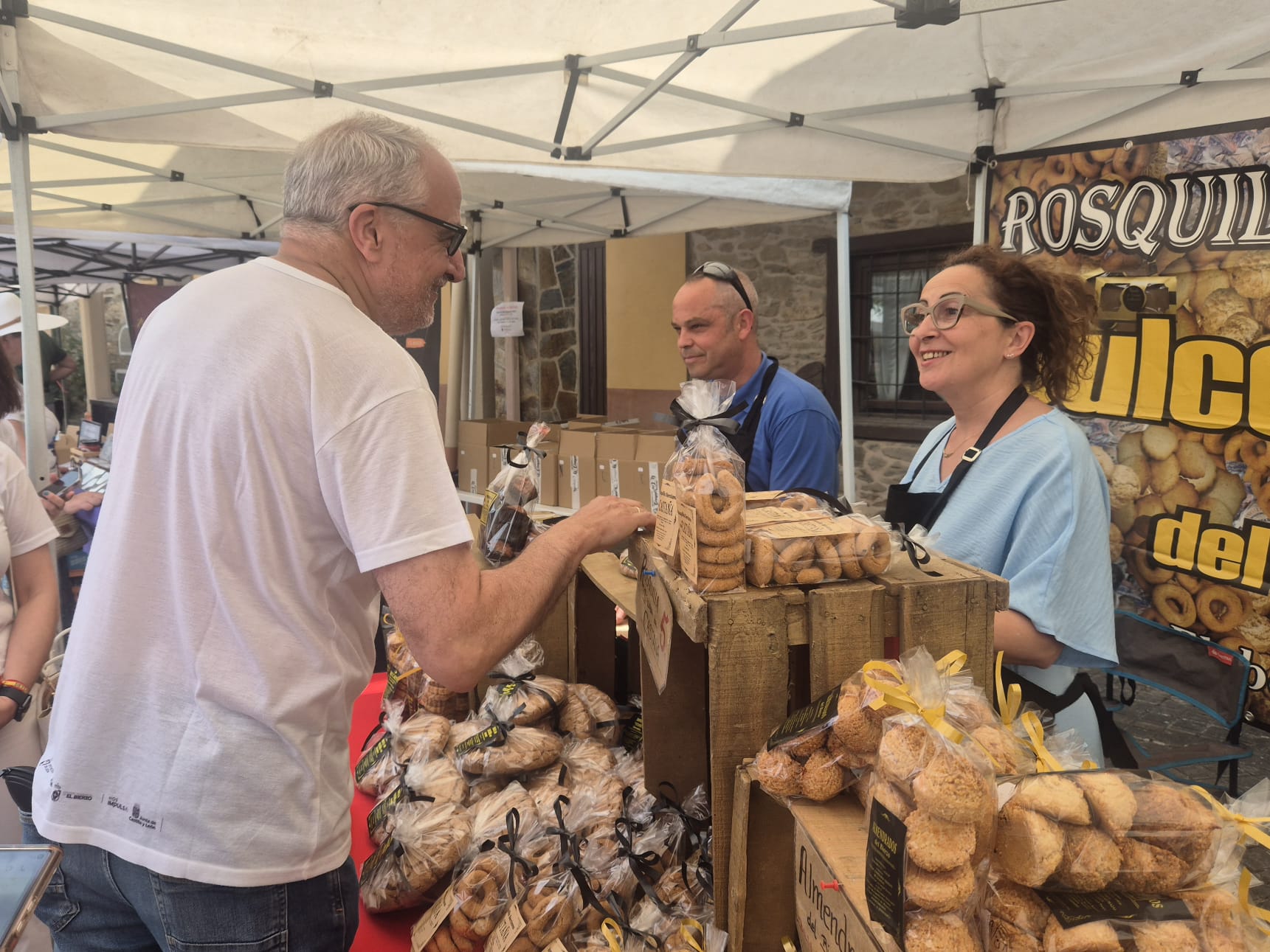 Albares de la Ribera impulsa el producto berciano en la primera feria del verano del Banco de Tierras. Albares de la Ribera impulsa el producto berciano en la primera feria del verano del Banco de Tierras.