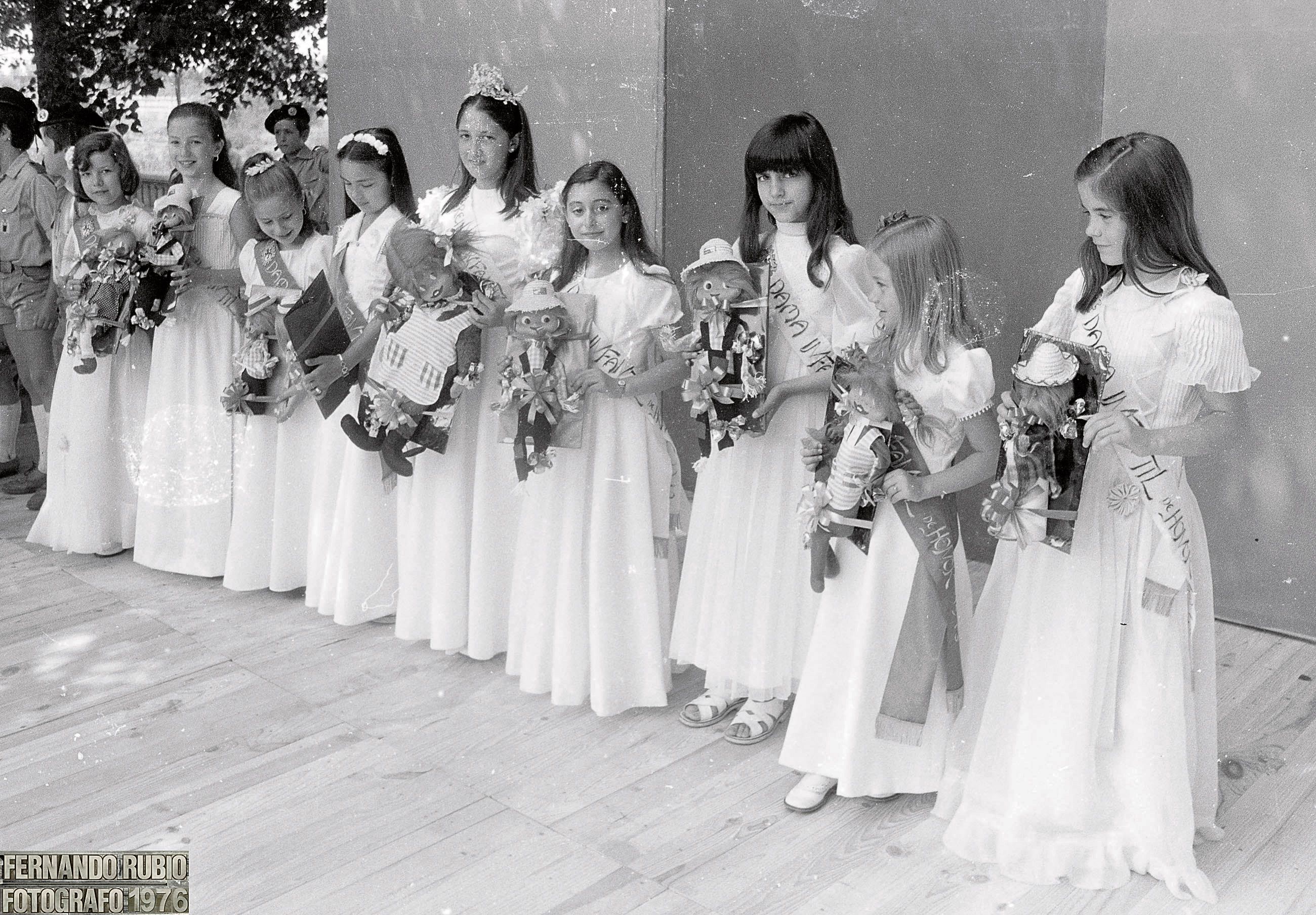 Proclamación de la Reina y sus damas, seguramente ajenas al chaparrón que las esperaba en el desfile por Ordoño. | FERNANDO RUBIO Proclamación de la Reina y sus damas, seguramente ajenas al chaparrón que las esperaba en el desfile por Ordoño. | FERNANDO RUBIO