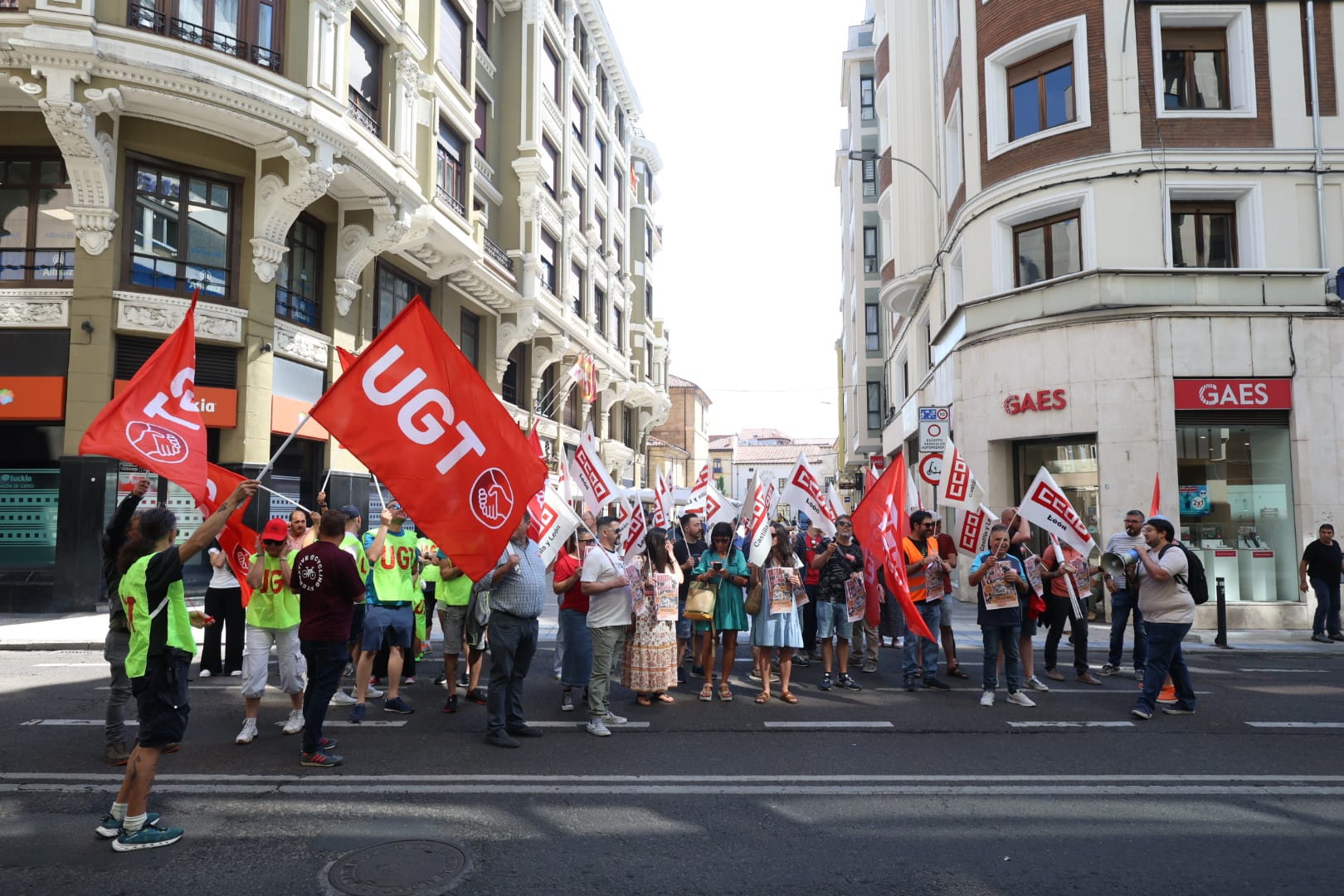 Un instante de la concentración del sector panadero frente a la sede de Fele para exigir un convenio digno.| FERNANDO OTERO