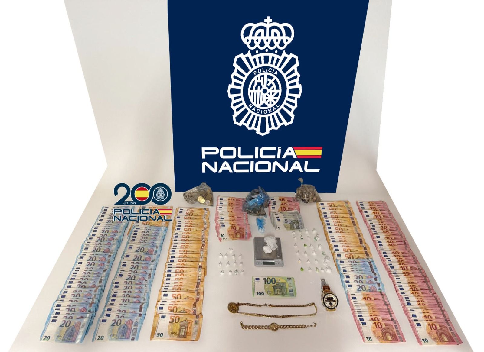 Dinero, sustancias y joyas intervenidos en la operación policial contra el tráfico de drogas en León. | POLICÍA NACIONAL