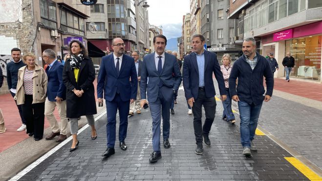 Suárez-Quiñones, en Ponferrada, junto al equipo de gobierno de la ciudad en una imagen de archivo. | JAVIER FERNÁNDEZ