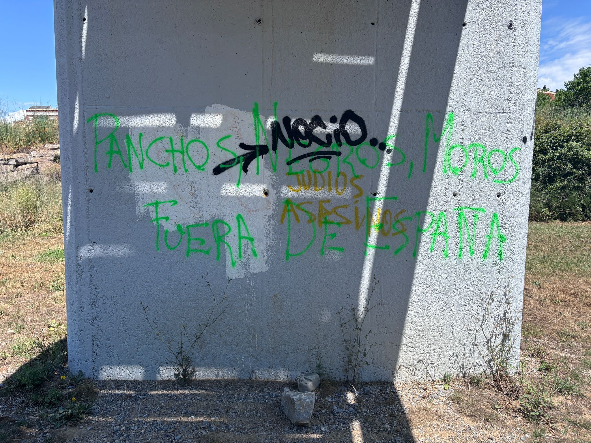 Aparecen pintadas xenófobas en Ponferrada. | JAVIER FERNÁNDEZ