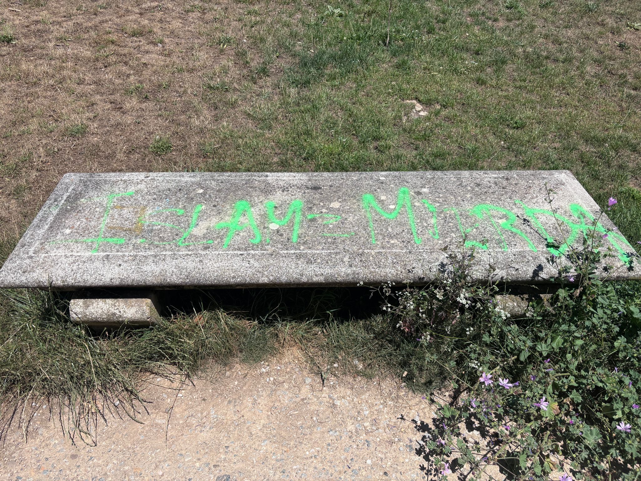 Aparecen pintadas xenófobas en Ponferrada. | JAVIER FERNÁNDEZ