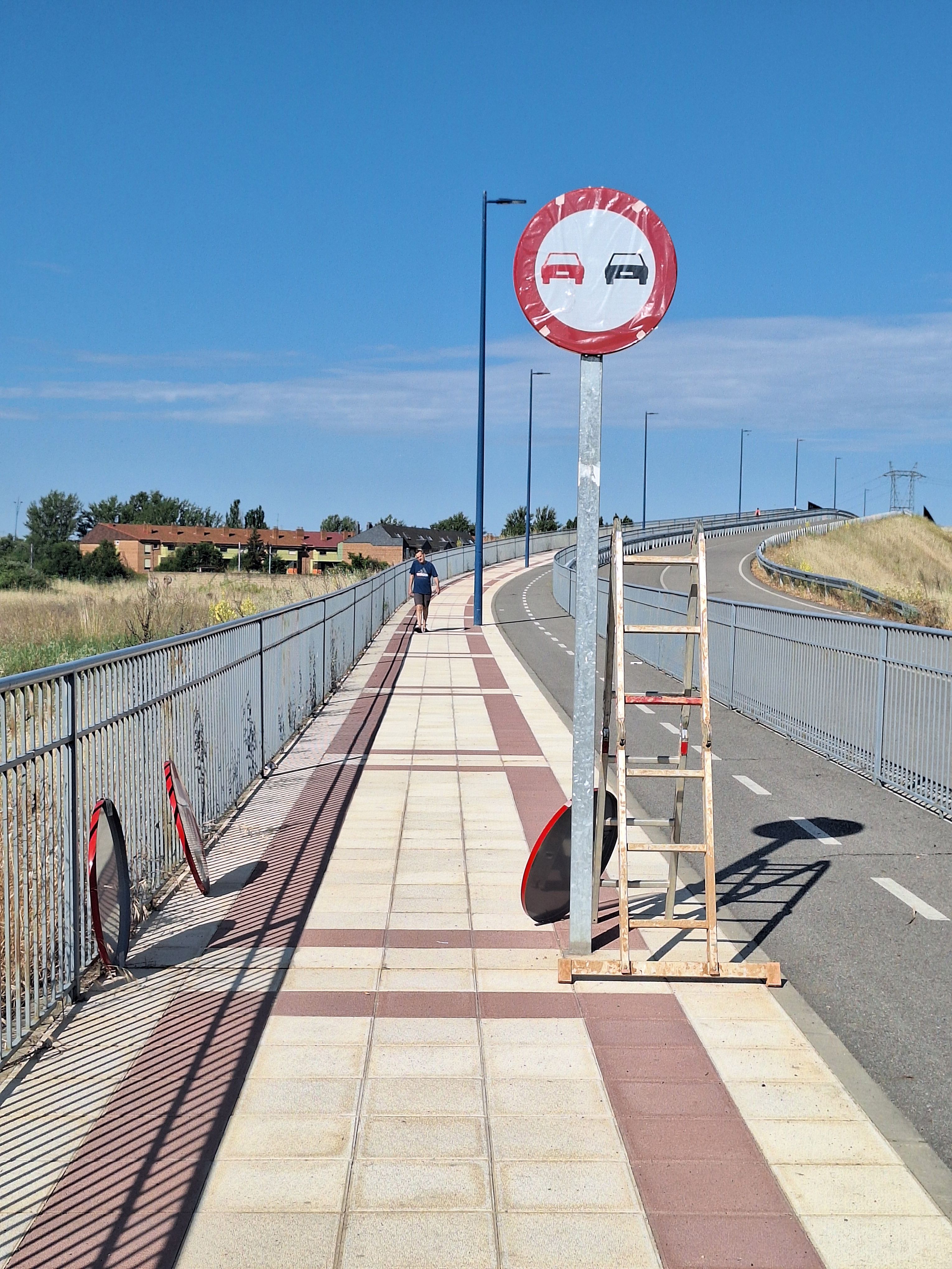 Trabajos de este mismo lunes en el vial de San Juan de Dios, ante una próxima apertura. | L.N.C. Trabajos de este mismo lunes en el vial de San Juan de Dios, ante una próxima apertura. | L.N.C.