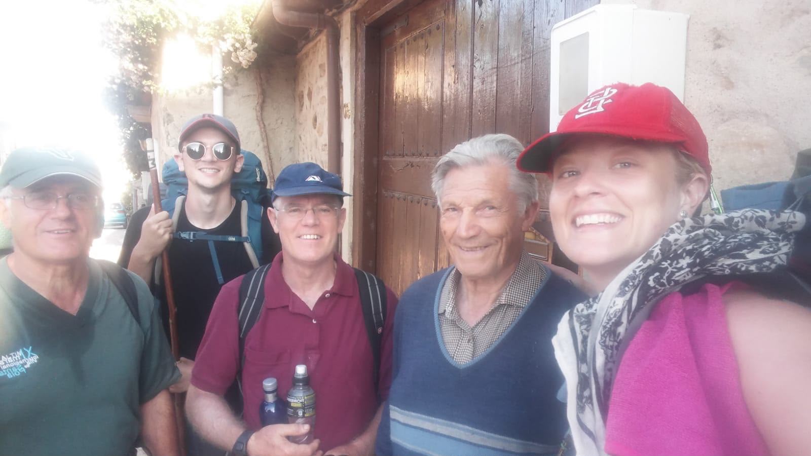 Peregrinos posando con el tamboritero maragato Maxi Arce en Rabanal del Camino en el Camino Francés. | L.N.C. Peregrinos posando con el tamboritero maragato Maxi Arce en Rabanal del Camino en el Camino Francés. | L.N.C.