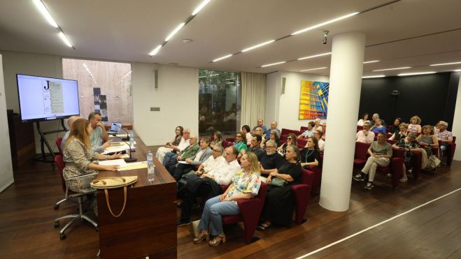 El Coal contó con un patio de butacas repleto de asistentes. FERNANDO OTERO El Coal contó con un patio de butacas repleto de asistentes. FERNANDO OTERO