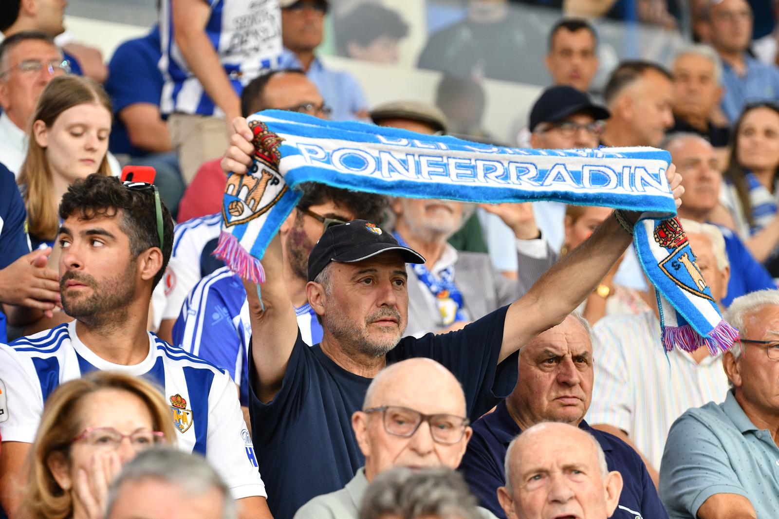 Un aficionado levanta una bufanda de la Deportiva en El Toralín. | QUINITO